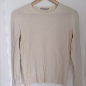 Everlane women’s cashmere sweater cream size medium.